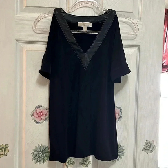 🖤 Michael Kors faux leather V-neck cold shoulder blouse in S - GUC - Picture 1 of 7
